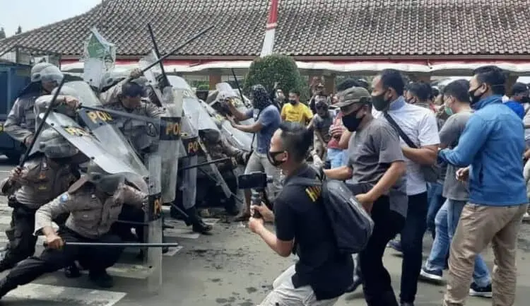 SIMULASI: Anggota Kepolisian Polres Pandeglang sedang simulasi baku hantam dengan massa unjukrasa di Alun-alun Kabupaten Pandeglang, Rabu (19/8). (NIPAL/SATELIT NEWS)