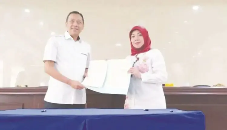 TANDA TANGAN MoU: Kepala Kejaksaan RI Kota Tangerang, I Dewa Gede Wirajana (kanan) dan Kepala SMKN 3 Kota Tangerang, Endah Resmiati usai menandatangi MoU, Rabu (5/8). (IRFAN/SATELIT NEWS)