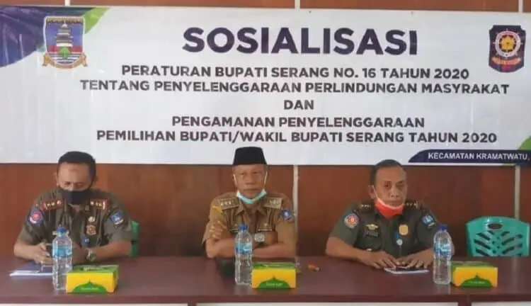 SOSIALISASI: Dinas Satpol PP Kabupaten Serang saat menggelar sosialisasi Peraturan Bupati (Perbup) Serang Nomor 16 tahun 2020, tentang Penyelenggaraan Perlindungan Masyarakat dan Pengamanan Penyelenggaraan Pemilihan Bupati dan Wakil Bupati Serang tahun 2020, Selasa (25/8). (SIDIK/SATELIT NEWS)
