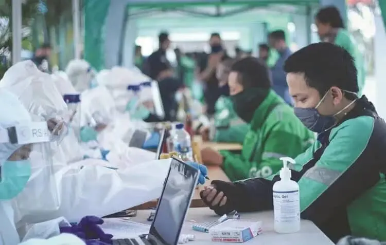 SWAB TEST: Pengojek daring saat mengikuti swab tes oleh Dinas Kesehatan Provinsi Banten beberapa waktu lalu. (DOK/SATELIT NEWS)
