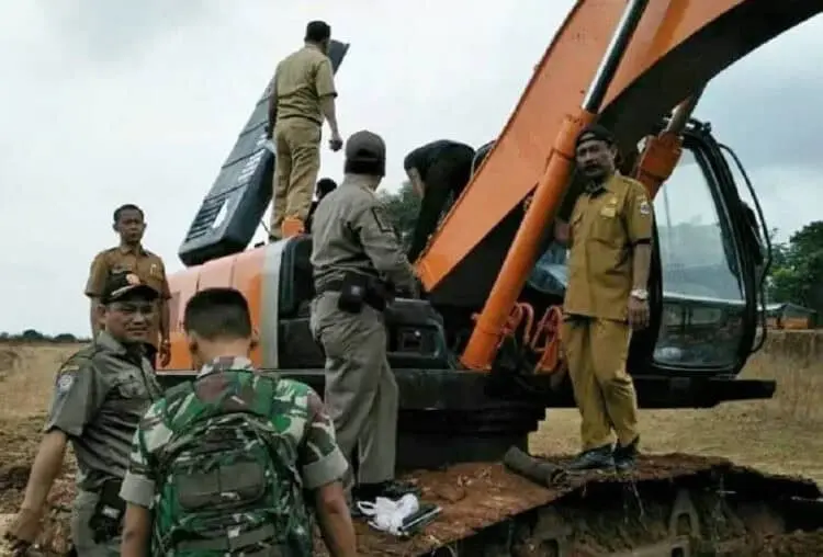 TUTUP TAMBANG PASIR: Petugas gabungan saat melakukan penutupan tambang pasir di Kecamatan Cimarga. (DOK SATPOL PP KAB LEBAK)