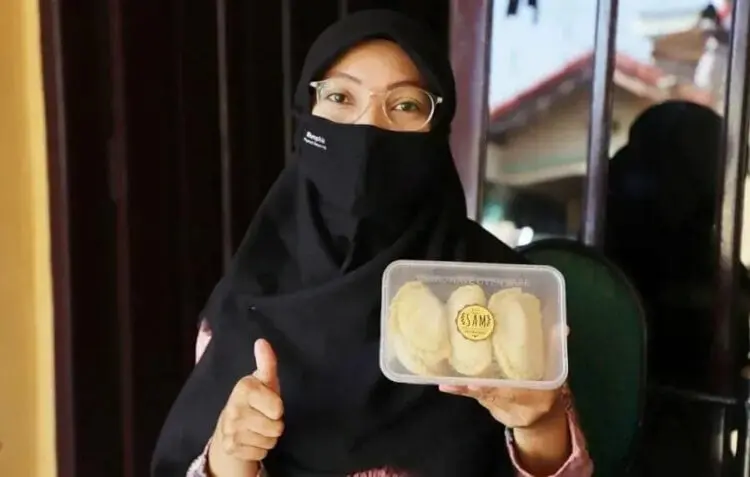 TANGERANG BISA: Tri Haryanti, warga Kota Tangerang menunjukan produk buatannya dalam program Tangerang BISA. (ISTIMEWA)