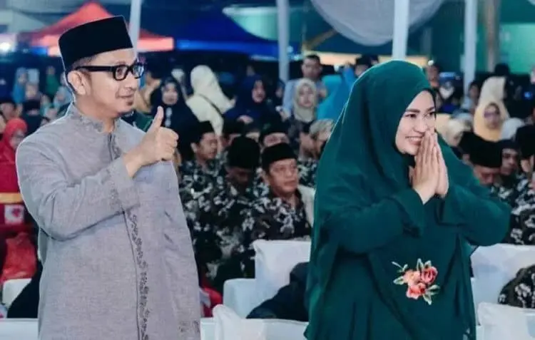INGIN ADA LAWAN: Pasangan petahana Irna-Tanto saat menghadiri acara MTQ tingkat Pandeglang di wilayah Kecamatan Saketi, beberapa waktu lalu. (DOK/SATELIT NEWS)