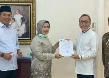 REKOMENDASI: Ketua Umum DPP PAN Zulkifli Hasan saat menyerahkan surat keputusan rekomendasi dukungan kepada Ratu Tatu Chasanah di Jakarta, Kamis (6/8) malam. Tampak Wakil Ketua DPP PAN Yandri Susanto dan Ketua DPD Golkar Kabupaten Serang Fahmi Hakim turut mendampingi. (ISTIMEWA)