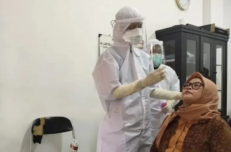 SWAB TES: Tim medis dari Dinkes Lebak saat melakukan swab tes kepada puluhan pegawai Dinas Koperasi dan UKM Lebak, di kantor setempat, Kecamatan Rangkasbitung, Kamis (27/8). (MULYANA/SATELIT NEWS)