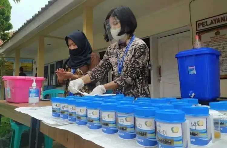 TES URINE: Petugas BNN Banten sedang menunggu hasil tes urine yang dilakukan tehadap para petugas dan napi Rutan Kelas II B Pandeglang, Rabu (5/8). (ISTIMEWA)