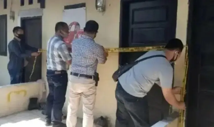 GARIS POLISI: Polisi memasang garis polisi di rumah kontrakan tempat ditemukannya mayat wanita. (JARKASIH/SATELIT NEWS)