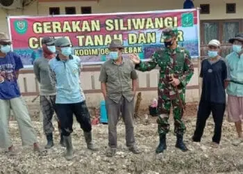 UJI COBA:  Dandim 0603 Lebak Letkol Inf Nur Wahyudi memberikan arahan ujicoba pemakaian pupuk cair berjenis bios 44 ditanah seluas 2.000 meter persegi di Kelurahan Cijoro Pasir, Kecamatan Rangkasbitung, Senin (17/8). (MULYANA/SATELIT NEWS)