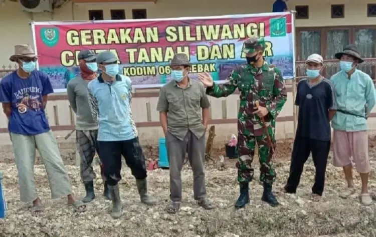 UJI COBA: Dandim 0603 Lebak Letkol Inf Nur Wahyudi memberikan arahan ujicoba pemakaian pupuk cair berjenis bios 44 ditanah seluas 2.000 meter persegi di Kelurahan Cijoro Pasir, Kecamatan Rangkasbitung, Senin (17/8). (MULYANA/SATELIT NEWS)