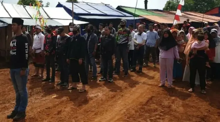 UPACARA: Warga Desa Banjarsari, Kampung Cigobang, Kecamatan Lebak Gedong, Kabupaten Lebak, saat mengikuti upacara pengibaran bendera merah putih dalam rangka HUT Kemerdekaan RI ke-75, Senin (17/8). (IRFAN MAULANA/SATELIT NEWS)