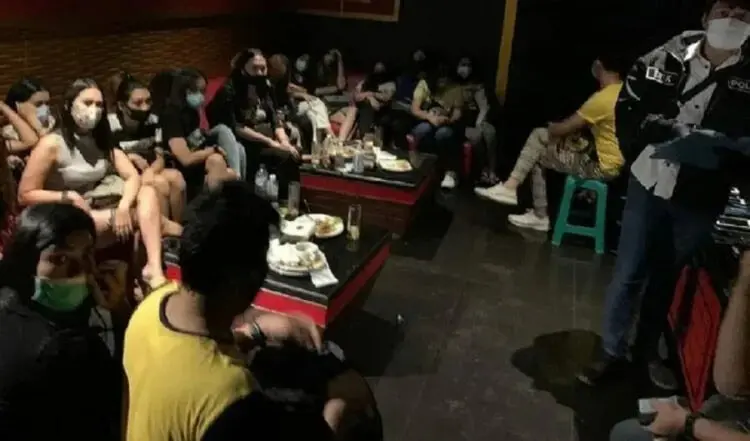 GEREBEK: Petugas Subdit III Ditipidum Bareskrim Polri saat menggerebek tempat karaoke dan spa di Venesia di BSD, Rabu (19/8) malam. (DOK MABES POLRI/ISTIMEWA)