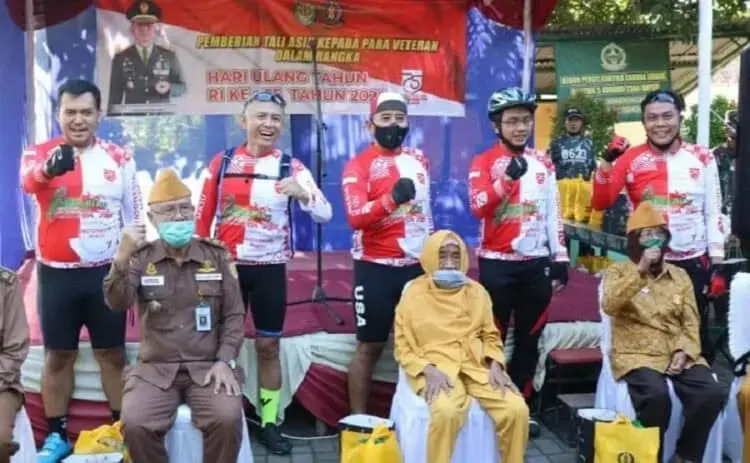 KOMPAK: Danrem 064 MY Serang, Kapolda Banten dan jajarannya foto bersama para veteran usai gowes sepeda dan membagikan bantuan di wilayah Kecamatan Labuan, Sabtu (22/8). (NIPAL/SATELIT NEWS)