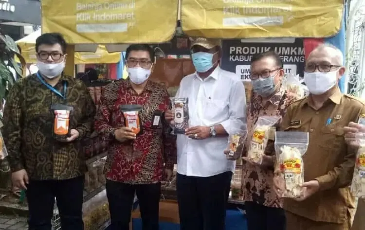 LAUNCHING: Wakil Bupati Serang Pandji Tirtayasa saat lunching produk UMKM di salah satu indomaret di Kecamatan Petir. Ada 17 produk UMKM yang dipasarkan di minimarket. (SIDIK/SATELIT NEWS)