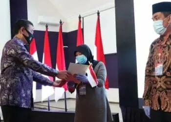 SERTIPIKAT TANAH: Wakil Bupati Tangerang Mad Romli secara simbolis menyerahkan sertipikat tanah gratis kepada warga di gedung serba guna (GSG) Tigaraksa, Jumat (7/8). (ISTIMEWA)