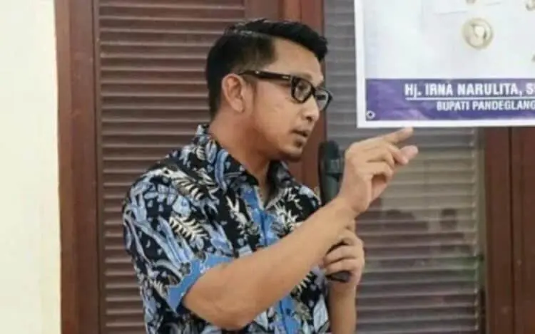 SAMBUTAN: Wabup Pandeglang, Tanto Warsono Arban sedang memberikan sambutan pada acara sosilisasi Pilkada di Desa Sobang, Kecamatan Sobang, Jumat (14/8). (NIPAL/SATELIT NEWS)