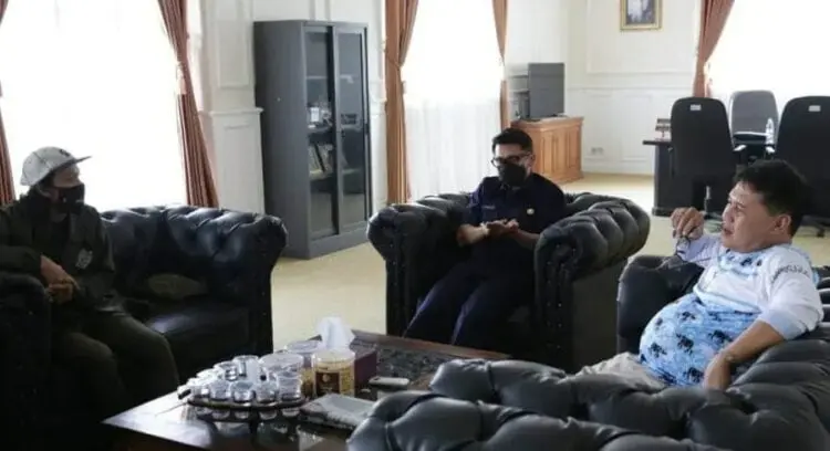 BERBINCANG: Wabup Pandeglang, Tanto Warsono Arban, didampingi jajaran Dispora Pandeglang, sedang berbincang-bincang dengan Muhamad Ainu Fazri, di ruang kerjanya, Selasa (18/8). (NIPAL/SATELIT NEWS)