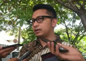 DIWAWANCARAI: Wabup Pandeglang, Tanto Warsono Arban, sedang diwawancarai wartawan usai menghadiri pernikahan salah seorang warga di Kabupaten Pandeglang, Minggu (23/8). (NIPAL/SATELIT NEWS)