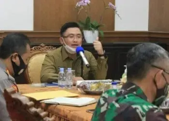 RAKOR: Wakil Gubernur Banten Andika Hazrumy saat memimpin rapat di pendopo KP3B Curug, Kota Serang, Senin (24/8). (ISTIMEWA)