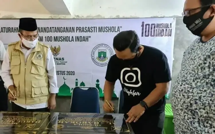 PENANDATANGANAN PRASASTI: Vokalis Wali Band, Faank, menandatangani prasasti peresmian program Musala Indah (MUIN) yang dikerjasamakan dengan Pemprov Banten, Kamis (6/8). (ISTIMEWA)