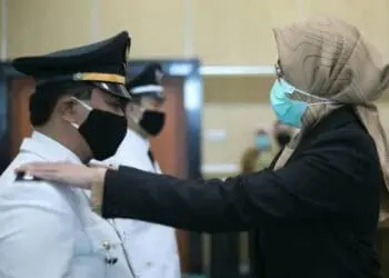 PELANTIKAN: Walikota Tangsel Airin Rachmi Diany saat melantik sebanyak 41 pejabat pengawas, administrator, dan Kepala UPT Kesehatan lingkup Pemkot Tangsel, di Ruang Blandongan, Balaikota Tangsel, Ciputat, Selasa (11/8). (ISTIMEWA)