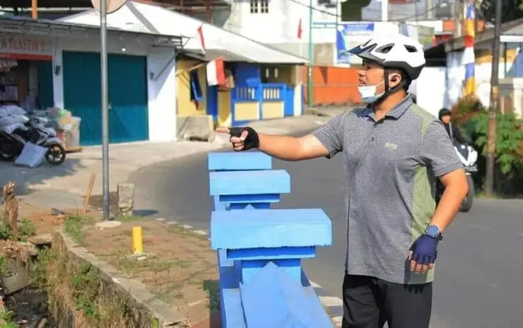 CEK SALURAN AIR: Walikota Tangerang Arief Wismansyah saat mengecek saluran air di sepanjang Jalan Sasmita, Kecamatan Karawaci, Jumat (28/8). (ISTIMEWA)