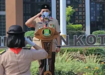 UPACARA: Walikota Tangerang Arief Wismansyah saat memimpin upacara peringatan HUT ke-59 Gerakan Pramuka di Puspemkot, Rabu (19/8). (ISTIMEWA)