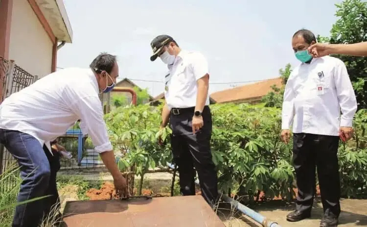 PERIKSA LINGKUNGAN PUSKESMAS: Walikota Tangerang Arief Wismansyah saat memeriksa lingkungan Puskesmas. (ISTIMEWA)