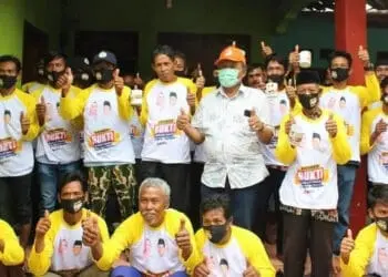 DISKUSI DAN SILATURAHMI: Bakal Calon Wakil Bupati Serang, Pandji Tirtayasa usai berdiskusi dan silaturahmi dengan warga Pulau Panjang, Jumat (21/8). (ISTIMEWA)