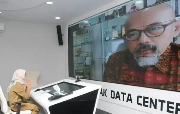 RAPAT VIRTUAL: Bupati Lebak, Iti Octvaia Jayabaya bersama jajaranya saat menggelar rapat dengan Deputi Bidang Industri dan Investasi Kementerian Pariwisata dan Ekonomi Kreatif (Kemenparekraf) Fadjar Hutomo, di Data Center Setda Lebak, Selasa (4/8). (MULYANA/SATELIT NEWS)