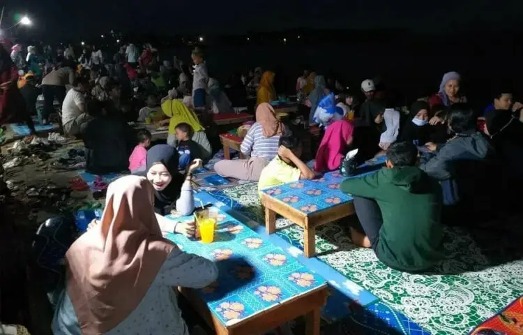Warga Berjubel Serbu Wisata Kuliner Pantai Batako Labuan