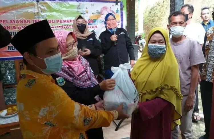 SIMBOLIS: Wakil Ketua P2TP2A Provinsi Banten, Yayah Ruhiyah didampingi Ketua RW secara simbolis memberikan bantuan sembako kepada warga Kampung Canggoang, Kelurahan Juhut, Kecamatan Karangtanjung, Kamis (10/9). (NIPAL/SATELIT NEWS)