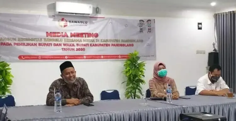 MEDIA MEETING: Bawaslu Kabupaten Pandeglang sedang melakukan media meeting dengan sejumlah wartawan di Kabupaten Pandeglang, di salah satu rumah makan di Pandeglang, Kamis (3/9). (NIPAL/SATELIT NEWS)