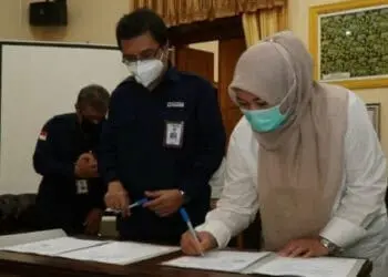 KERJASAMA: Bupati Pandeglang Irna Narulita di hadapan pihak PLTU II Labuan telah mendatangani MOU di ruang Garuda Bupati Pandeglang, Rabu (9/9). (NIPAL/SATELIT NEWS)