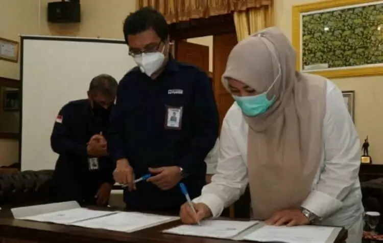 KERJASAMA: Bupati Pandeglang Irna Narulita di hadapan pihak PLTU II Labuan telah mendatangani MOU di ruang Garuda Bupati Pandeglang, Rabu (9/9). (NIPAL/SATELIT NEWS)