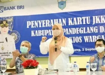 SAMBUTAN: Bupati Pandeglang, Irna Narulita didampingi jajarannya saat menghadiri dan memberikan sambutan di acara Penyerahan Kartu JKK dan JKM non ASN di salah satu hotel di Pandeglang, Kamis (3/9). (NIPAL/SATELIT NEWS)