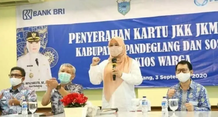 SAMBUTAN: Bupati Pandeglang, Irna Narulita didampingi jajarannya saat menghadiri dan memberikan sambutan di acara Penyerahan Kartu JKK dan JKM non ASN di salah satu hotel di Pandeglang, Kamis (3/9). (NIPAL/SATELIT NEWS)