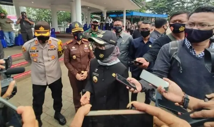 WAWANCARA: Bupati Lebak, Iti Octavia Jayabaya bersama unsur Muspida selepas menggelar apel gelar pasukan sosialisasi dan penegakan Perbup, di Alun-alun Rangkasbitung, Kamis (10/9). (MULYANA/SATELIT NEWS)