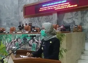 MARAH:  Bupati Lebak Iti Octavia saat mengelaurkan amarahnya kepada anggota DPRD Lebak Musa Weliansyah di sela rapat paripurna pembahasan Penandatangan Nota kesepakatan KUPA dan PPAS-P APBD Kabupaten Lebak Tahun Anggaran 2020, di ruang rapat dewan setempat, Senin (7/9). (MULYANA/SATELIT NEWS)