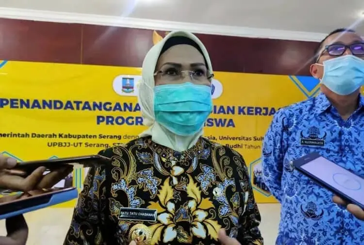 Penuh Haru, Pemkab Serang Serahkan Beasiswa Pendidikan