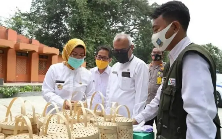 PELATIHAN PERAJIN: Bupati Serang Ratu Tatu Chasanah menghadiri kegiatan Industri Agro, Kikia, Tekstil dan Aneka Industri, di Kecamatan Bandung, Rabu (2/8). (SIDIK/SATELIT NEWS)
