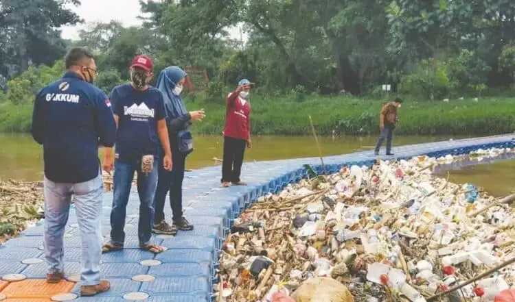 CEK SAMPAH: Petugas Gakum KLHK saat melihat kondisi sampah di Cisadane. (IRFAN/SATELIT NEWS)