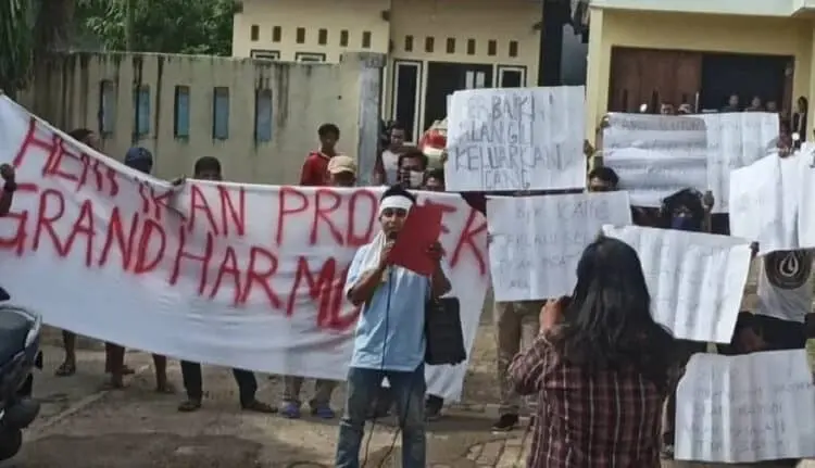 UNJUK RASA: Suasana unjuk rasa yang dilakukan oleh warga Desa Bunar, Kecamatan Sukamulya, di depan Kantor Kepala Desa Bunar, Rabu (9/9). Massa menuntut agar pengembang Grand Harmoni Balaraja segera membangun akses jalan yang menghubungkan antara Desa Bunar dengan Desa Saga. (ISTIMEWA)