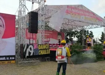 PERSIAPAN: Petugas tengah menyemprot cairan disinfektan di lokasi doa bersama dan deklarasi pasangan Ratu Tatu Chasanah-Pandji Tirtayasa di Alun-alun Kramatwatu, Kabupaten Serang, Jumat (4/9). (SIDIK/SATELIT NEWS)