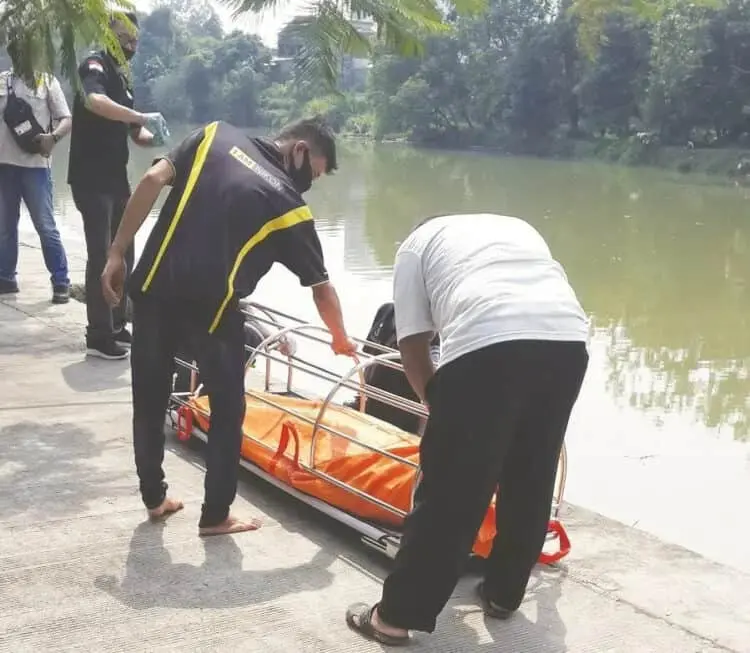 EVAKUASI: Sejumlah warga tengah mengevakuasi mayat yang mengapung di aliran sungai Cisadane, Kota Tangerang, Kamis (10/9). (IRFAN/SATELIT NEWS)