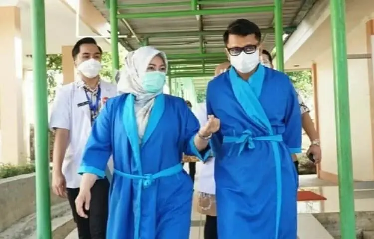 BERBINCANG: Irna dan Tanto didampingi para dokter sedang berbincang-bincang, saat hendak menuju ruang pemeriksaan kesehatan di RSUD Berkah Pandeglang, Kamis (10/9). (NIPAL/SATELIT NEWS)