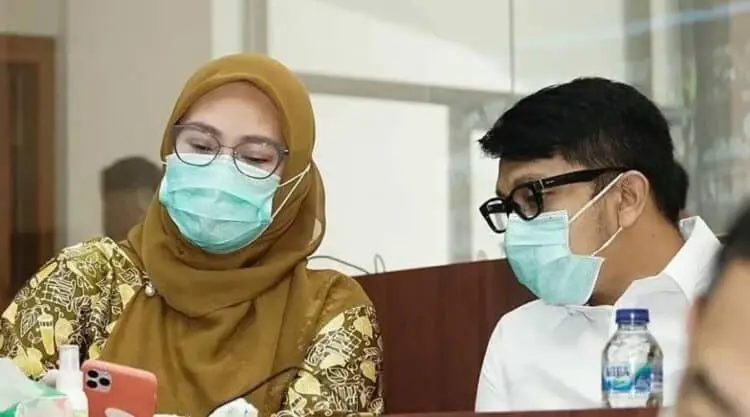 BERBINCANG: Irna Narulita dan Tanto Warsono Arban sedang berbincang-bincang di ruang Pintar Sekretariat Daerah (Setda) Pandeglang, beberapa hari lalu. (DOK/SATELIT NEWS)