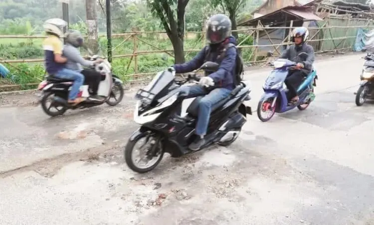RUSAK: Kondisi Jalan Raya Tigaraksa-Citeras di Kampung Katomas, Kelurahan Tigaraksa, Kecamatan Tigaraksa, mengalami kerusakan yang cukup parah, sehingga ditambal menggunakamn tanah dan bebatuan. (ISTIMEWA)