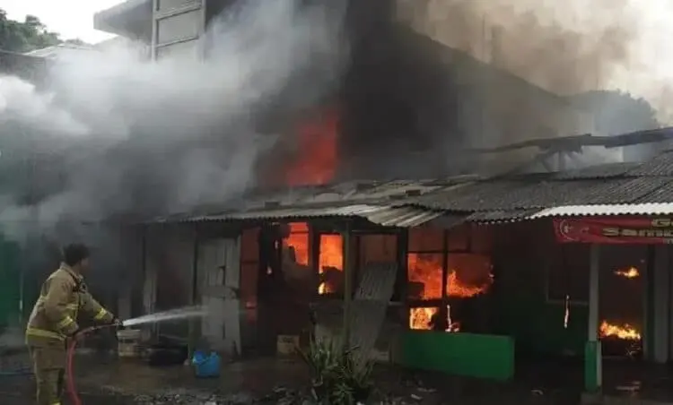 Kompor Diduga Picu Kebakaran Lima Kontrakan dan Ruko