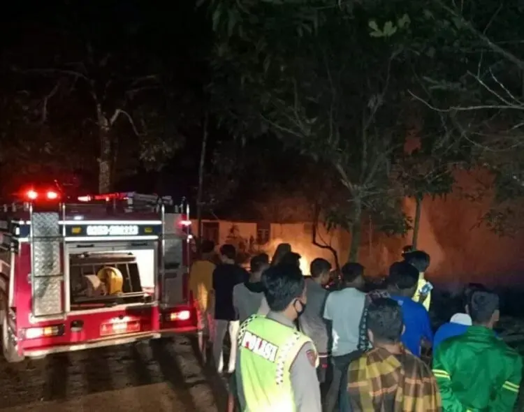 Tiga Rumah Semi Permanen Ludes Terbakar
