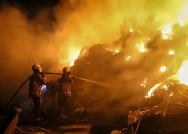 Gudang Limbah Busa di Pasar Kemis Terbakar